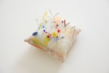 Dekoratif yastık hafif arka planda iğneler ev dekorasyonu ve rahatlığını artırır