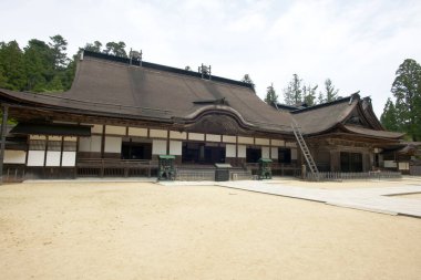 Geleneksel Japon mimarisi huzurlu bir ortamda dingin güzellik ve tarihsel önemi sergiler