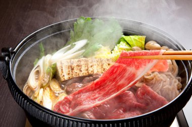 Güveç, sebze ve erişte kasesinde. 