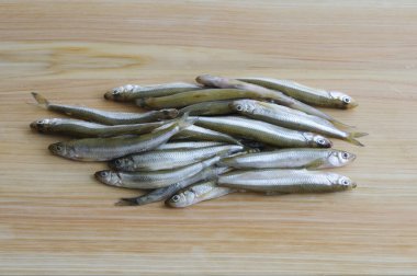 Tahtadaki taze balık masada.