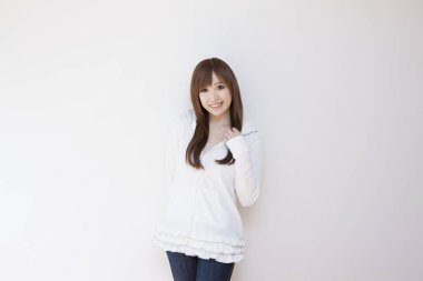 Arka planda gülümseyen güzel Asyalı kız