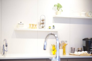 Yeni evdeki modern mutfak.        