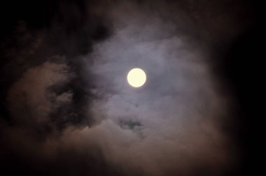 Güzel gece gökyüzü Bulutlarda ay