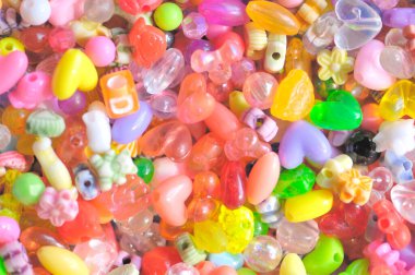 Çeşitli renkli plastik boncukların yakın plan görüntüsü