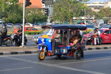 Bangkok, Tayland 'daki Central Road' da şehir trafiği. Bangkok Caddesi 'nde Gündüz Arabalar Taşınıyor