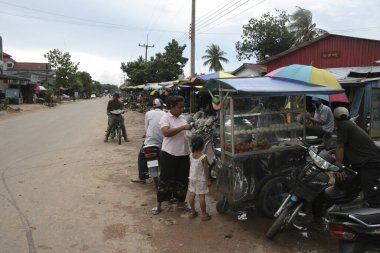 İnsanlar Japonya 'daki sokak pazarından alışveriş yapıyor.
