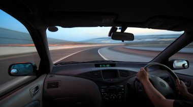 Gece yolundaki arabanın hareket bulanık görüntüsü ve ışık yolları, uzun pozlama 