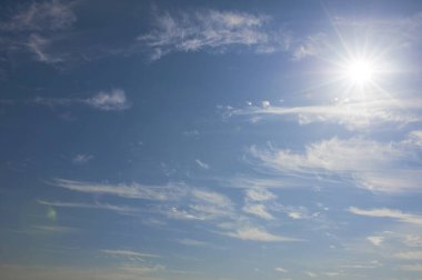 Yaz gününde güneş ve bulutlar.