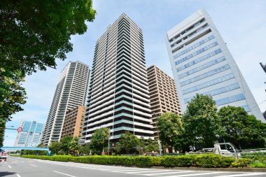 Gökdelenlerin alçak açılı görüntüsü. Tokyo, Japonya 