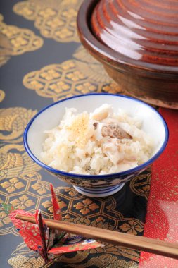 Pirinçli balık kaseye yakın.