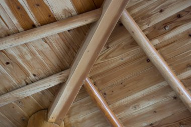 Tahta bir çatının yakın çekimi.