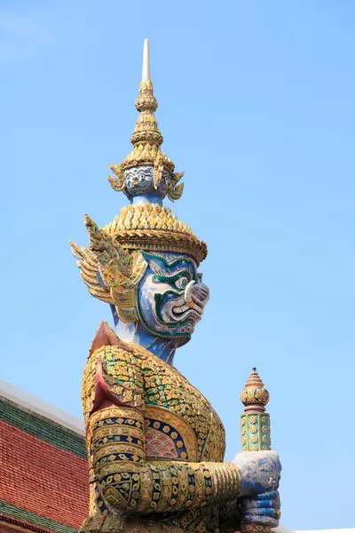 Bangkok, Tayland 'daki Wat Phra Kaew Tayland' ın kutsal bir tapınağıdır ve Tayland büyük sarayının bir parçasıdır. Tapınak antik bir Zümrüt Buda 'ya ev sahipliği yapar.