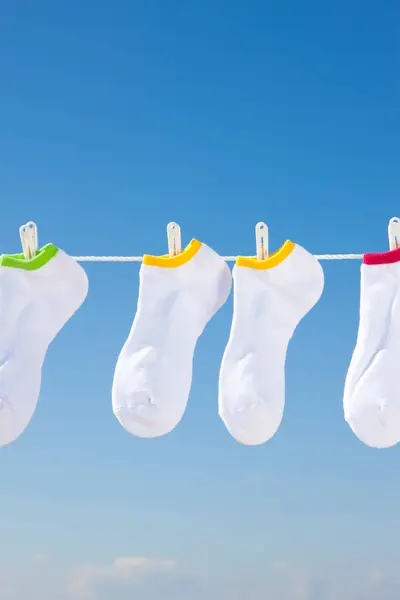 Witte Katoenen Sokken Hangend Aan Waslijn Tegen Blauwe Lucht — Stockfoto