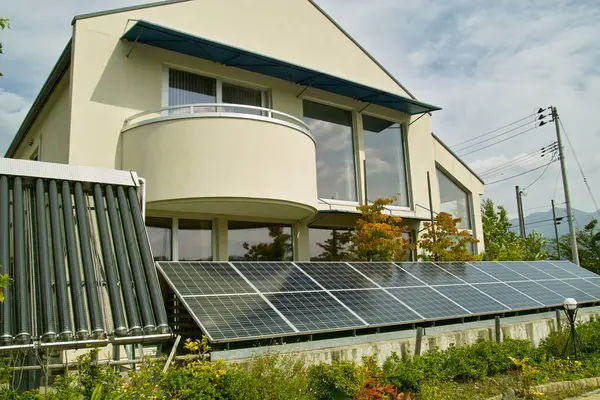 Solar Panels Garden Cottage House — Stock Photo, Image