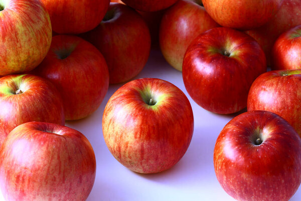 красные яблоки на белом фоне