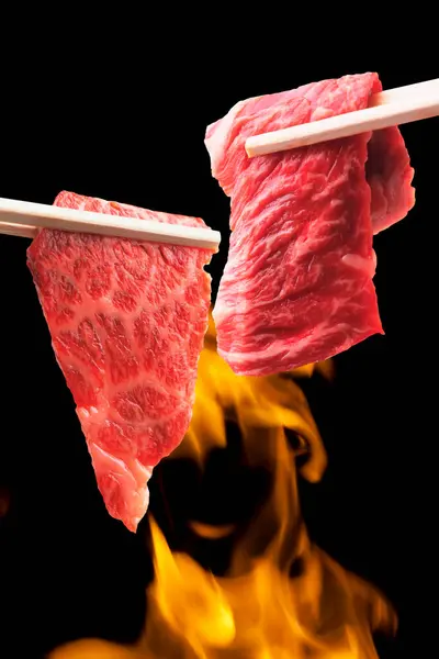 Vista Close Pauzinhos Com Carne Cortada Para Churrasco Estilo Japonês — Fotografia de Stock