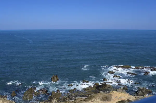 Волны Бьющиеся Скалы Море — стоковое фото