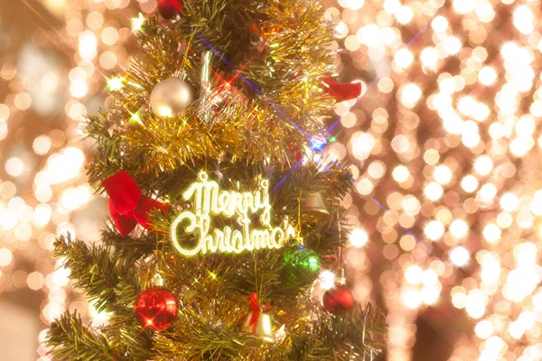 Όμορφο Εορταστικό Χριστουγεννιάτικο Δέντρο Διακοσμημένο Μπάλες Χριστουγέννων — Φωτογραφία Αρχείου