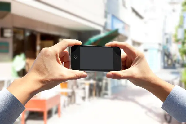 Ritagliato Colpo Persona Possesso Smartphone Con Schermo Vuoto Sfondo Urbano — Foto Stock