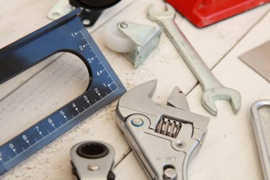 Ahşap masadaki inşaat aletleri seti, yakın plan.   