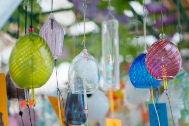 Geleneksel Japon cam çanlarının yakın çekim görüntüsü                                   