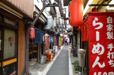 Yokocho, Japonya 'da küçük barlar ve lokantalarla dolu dar bir sokak..