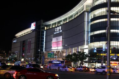 Japon şehrinin Aydınlanmış Mimarisinin Gece Manzarası 