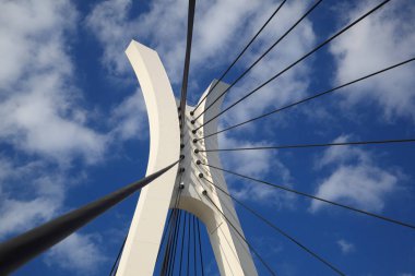 Kablonun düşük açılı görüntüsü mavi gökyüzü arkaplanlı köprü olarak kaldı    