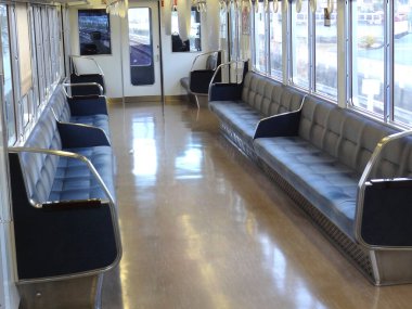 boş modern metro treninin içi 