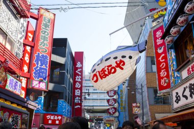 İnsanlar alışveriş alanında sokakta yürüyorlar.