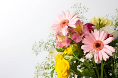 Bir buket parlak çiçek, stüdyo çekimi. 
