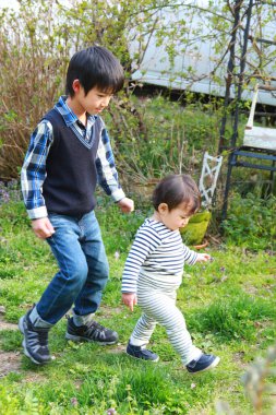 Çocuk bahçede yürüyordu.
