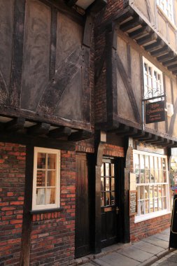 Ahşap kirişler ve tuğla duvarların yer aldığı tarihi bina