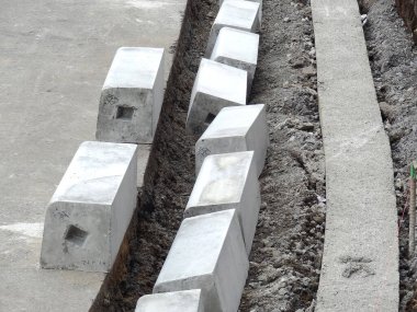 Bitmemiş yol inşaat alanının yanında beton kaldırım taşları var.