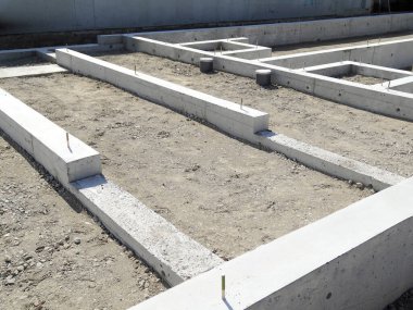 Beton temeller inşaat için kuru zemine kurulmuştur.