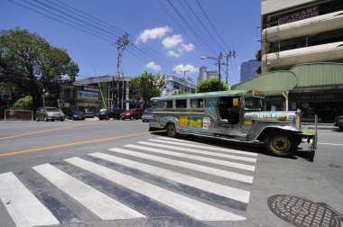 Japonya 'da sokak trafiği olan gündüz şehir manzarası