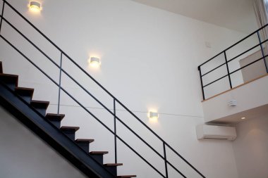 Dairedeki modern merdiven. Modern konut binasının içi.                    