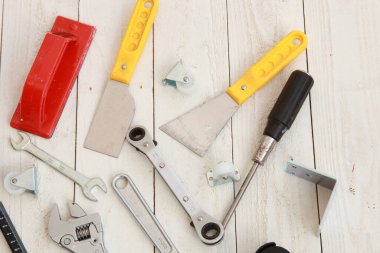 Ahşap masadaki inşaat aletleri seti, yakın plan.   