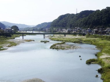 Köprünün iki kıyı şeridini kapsayan hava görüntüsü