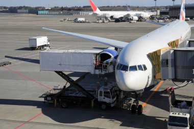 Havaalanında yolcu uçağı