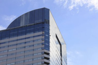 Gökdelenleri ve şehir arkaplanı olan şehir manzarası 