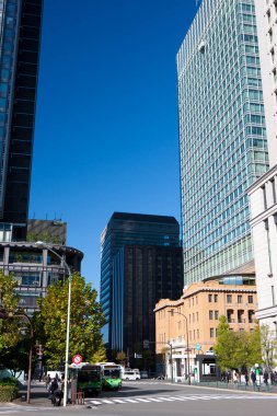 Japon şehrindeki modern ofis binasının alt manzarası  