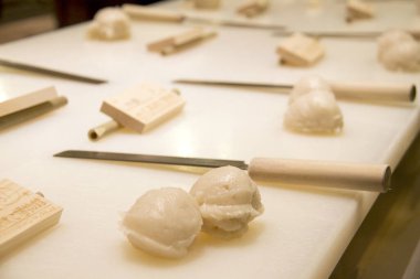 Mutfak tezgahında hamuru hazırlamak için gerekli aletler ve malzemeler hazır.