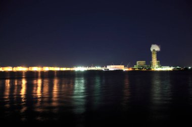 Tokyo 'daki gökdelenler alacakaranlıkta, Japonya' da. 