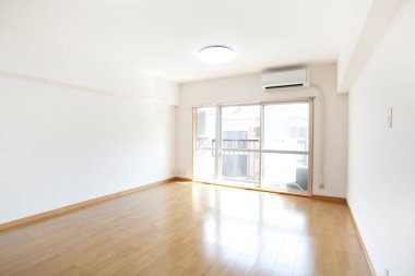 Evde klima olan boş bir oturma odası. 