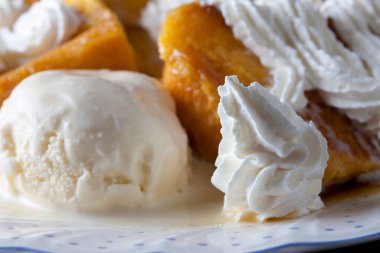 Lezzetli kremalı ekmek kızartması.