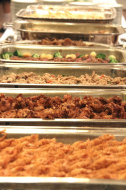 Öğleden sonra bir topluluk toplantısında çeşitli yemekler sunan bol miktarda büfe.