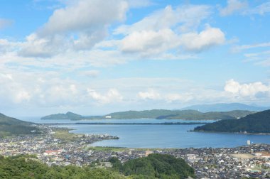 Deniz ve dağların güzel manzarası, Japonya