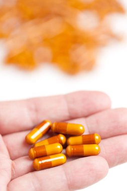 Elimde haplar var. tıp konsepti