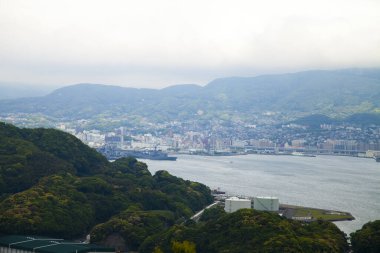 Japonya 'nın Nagasaki ilindeki Sasebo Limanı manzarası. 